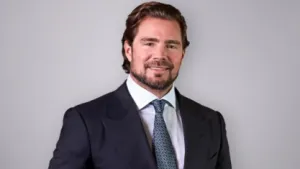 Celular de Daniel Vorcaro teria vídeos íntimos e imagens de políticos, diz investigação