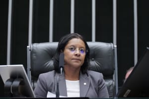 Gisela preside Câmara, relata e aprova PL que libera spray de pimenta para defesa de mulheres