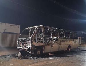 Ônibus é destruído após incêndio atingir veículo em avenida de Poconé; motorista sai ileso