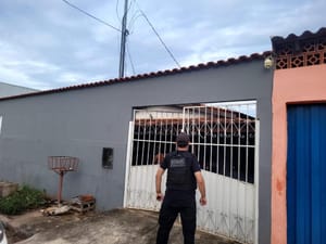 “Mesmo preso, suspeito comandava o tráfico”, diz delegado sobre alvo de operação contra facção em Cuiabá