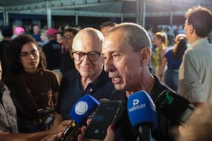 “Estado é parceiro do município”, diz prefeito após entrega de casas e anúncio de R$ 214 milhões em investimentos