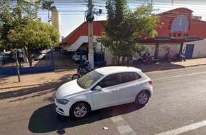 Adolescente que mantinha relação com menor agride ex e colega dentro de escola em Rondonópolis