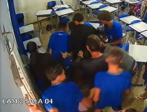 Adolescente com histórico de agressões é apreendido após espancar colega com diversos socos em escola; VEJA O VÍDEO