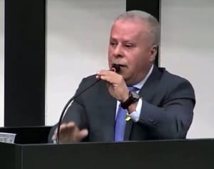 Investigado por desvio de emendas, Chico 2000 retorna à Câmara e evita a imprensa; VEJA O VÍDEO