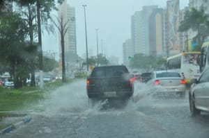 Cuiabá amanhece com chuva e deve ter fim de semana de instabilidade e calor