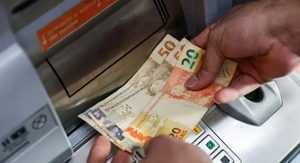 Real lidera valorização global em 2026 e dólar cai abaixo de R$ 5 após mais de dois anos