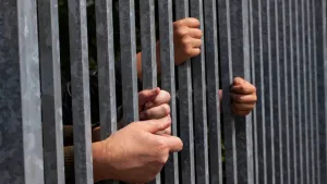 Casal é preso com caminhonetes roubadas em área usada como desmanche em MT