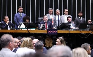 Câmara aprova fim da escala 6x1 e reduz jornada para 40 horas semanais