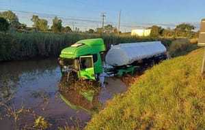 Caminhoneiro é arremessado da cabine e morre após colisão entre carretas na BR-364