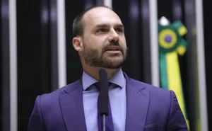 PGR pede condenação de Eduardo Bolsonaro ao STF por coação no curso do processo