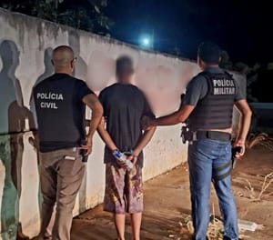 Jovem é detido após pichar prédio público com sigla de facção criminosa