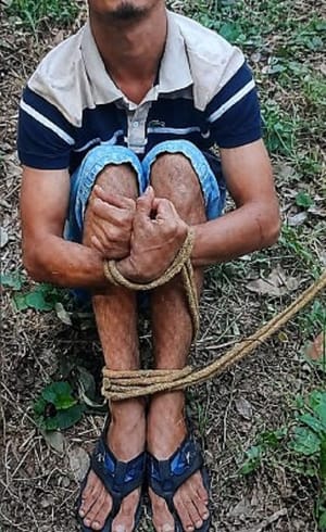 Família recebe foto de jovem amarrado em mata após suposto sequestro por faccionados