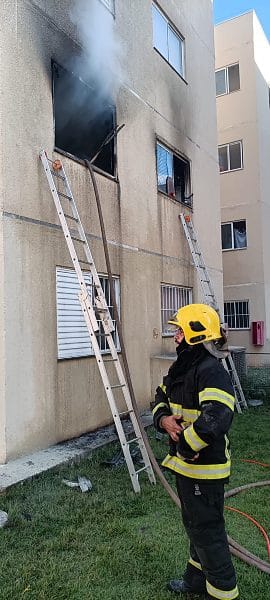 Apartamento é destruído por incêndio em residencial de Várzea Grande; VEJA VÍDEO