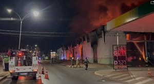 Incêndio de grandes proporções destrói depósito da Prefeitura de Várzea Grande; VEJA VÍDEO