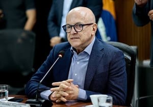 “Vamos discutir o histórico de cada candidato”, diz Governador ao citar livro sobre Wellington Fagundes; VEJA VÍDEO