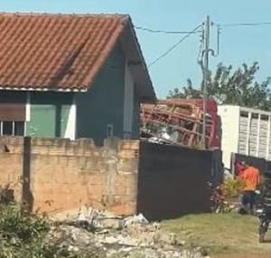 PM prende homem suspeito de tentar matar ex-esposa ao jogar caminhão contra casa