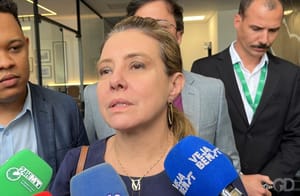 "Pode ocorrer tudo", diz Flávia ao não descartar demissões após bloqueio de R$ 19,7 milhões