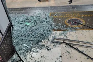Homem escapa de ataque a tiros dentro de hotel em Várzea Grande; VEJA VÍDEO