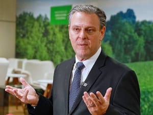 Justiça Eleitoral cobra certidões e coloca candidatura de Fávaro sob análise