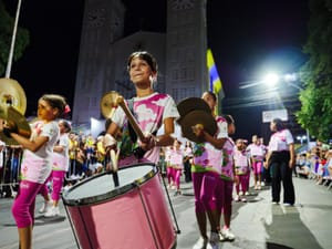 Fanfarras de escolas municipais, Simininas e Simininos são destaque no desfile de 7 de Setembro