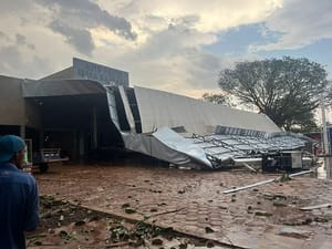 Tempestade deixa danos e  Canarana decretar emergência