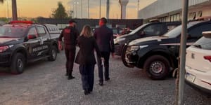 Advogados são flagrados entregando uísque a presos durante atendimento na PCE
