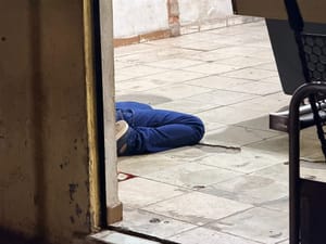 Homem com passagens criminais é morto a tiros dentro de bar