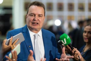 “Chega de desculpa”: presidente da ALMT cobra Caixa Econômica por casas atrasadas