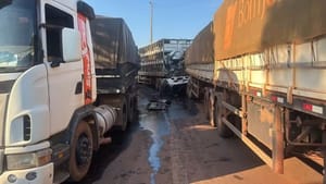 Motorista morre esmagado após engavetamento entre quatro carretas em Rondonópolis