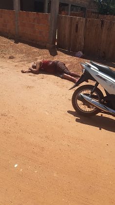 Homem é morto com facada no coração no meio da rua em Cáceres;VEJA VÍDEO