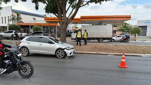 Idoso morre atropelado após carro atingir motociclista que  em Cuiabá; VEJA VÍDEO